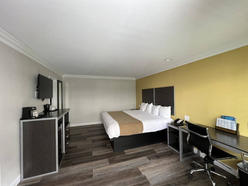 Deluxe Inn Hawthorne 25/45