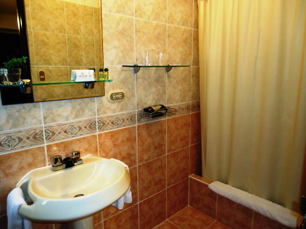 LEON DE ORO INN & SUITES 18/18