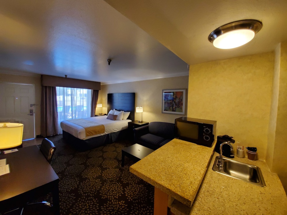 Hotel D Lins Ontario Airport 43/45