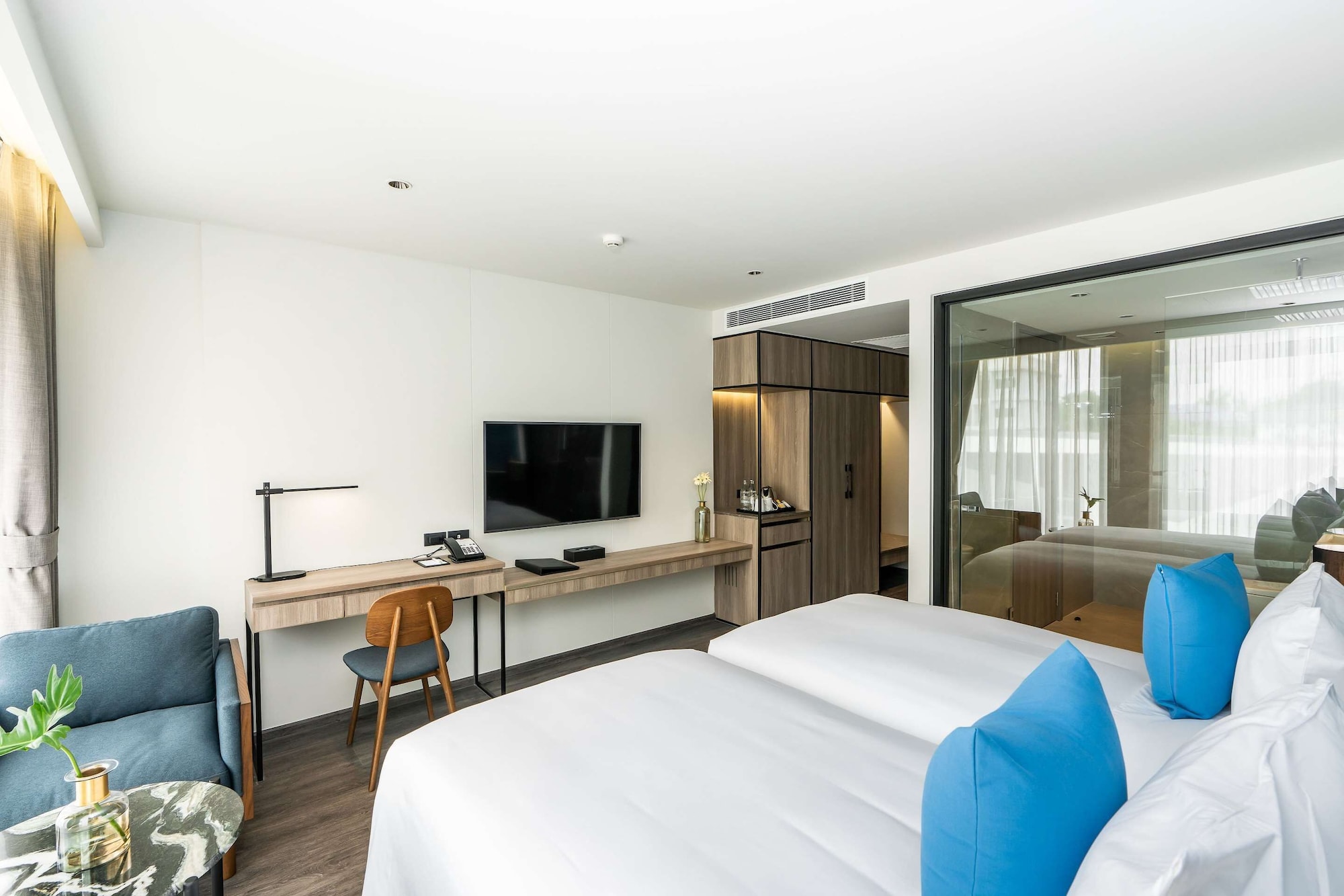 DELUXE, TWIN BEDS, POOL VIEW
