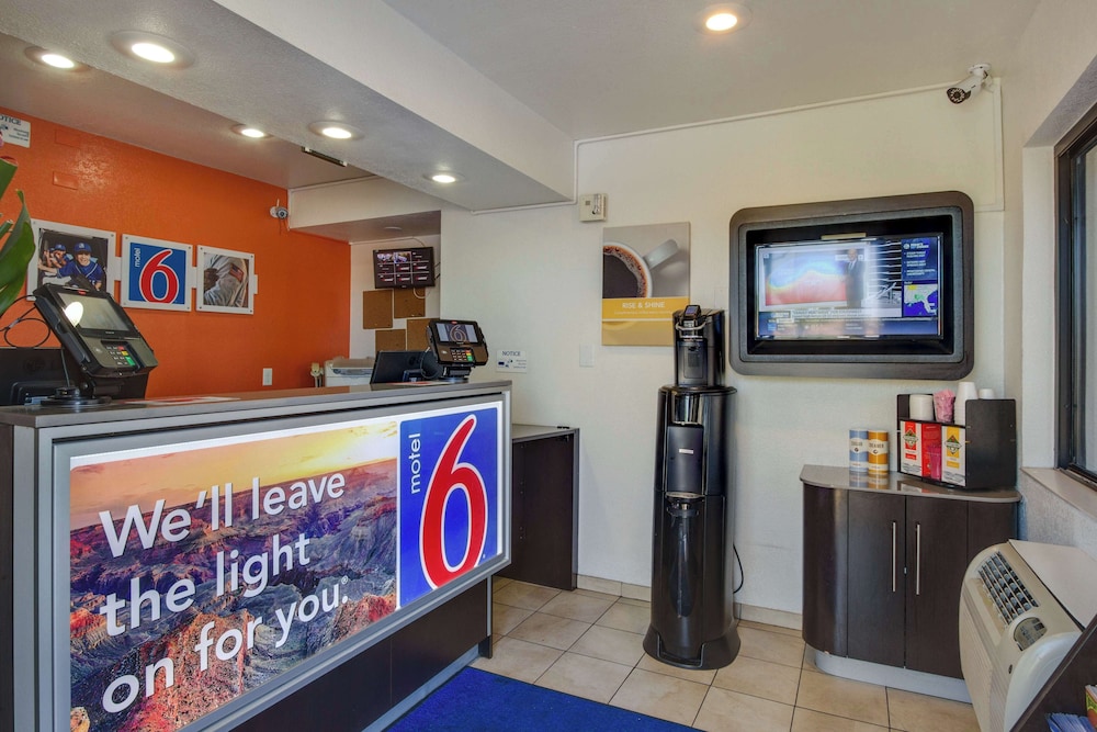 Motel6 Tempe, AZ - Broadway - ASU 14/63
