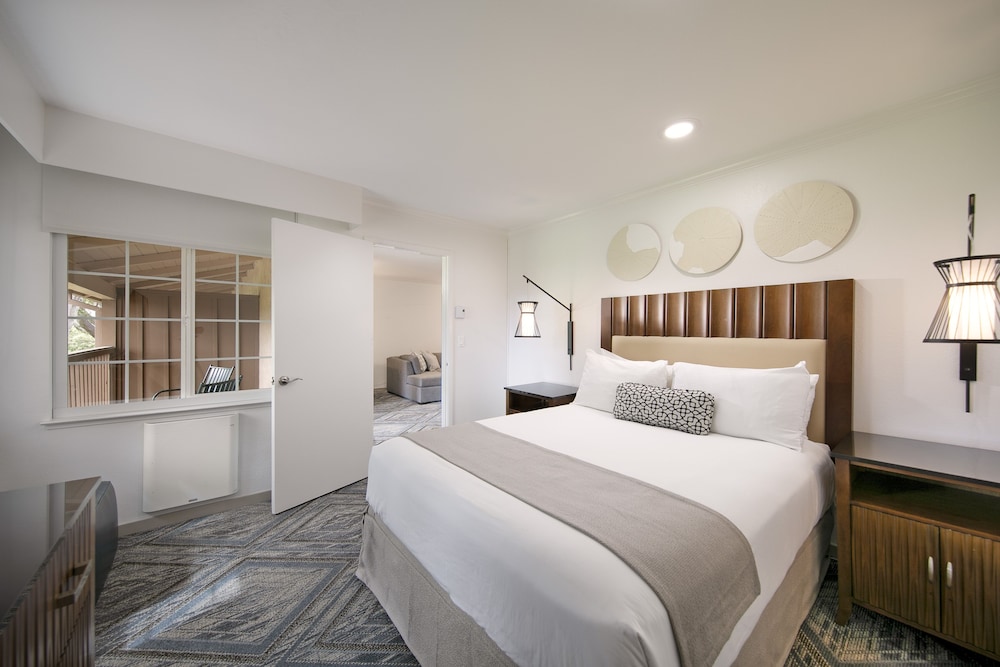 Suite, Queen Bed, Golf Course View, Balcony