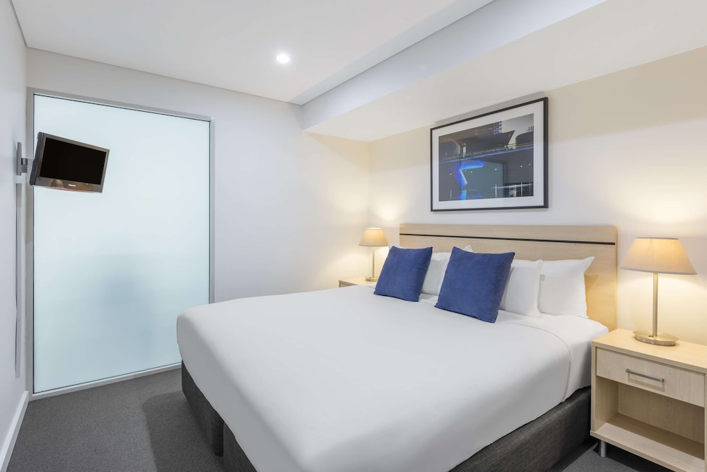 Oaks Embassy Adelaide Suites 23/64
