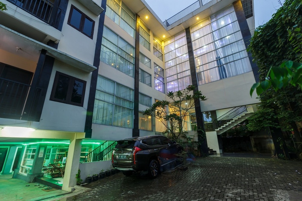 RedDoorz Premium @ Ampera Raya 2 21/22