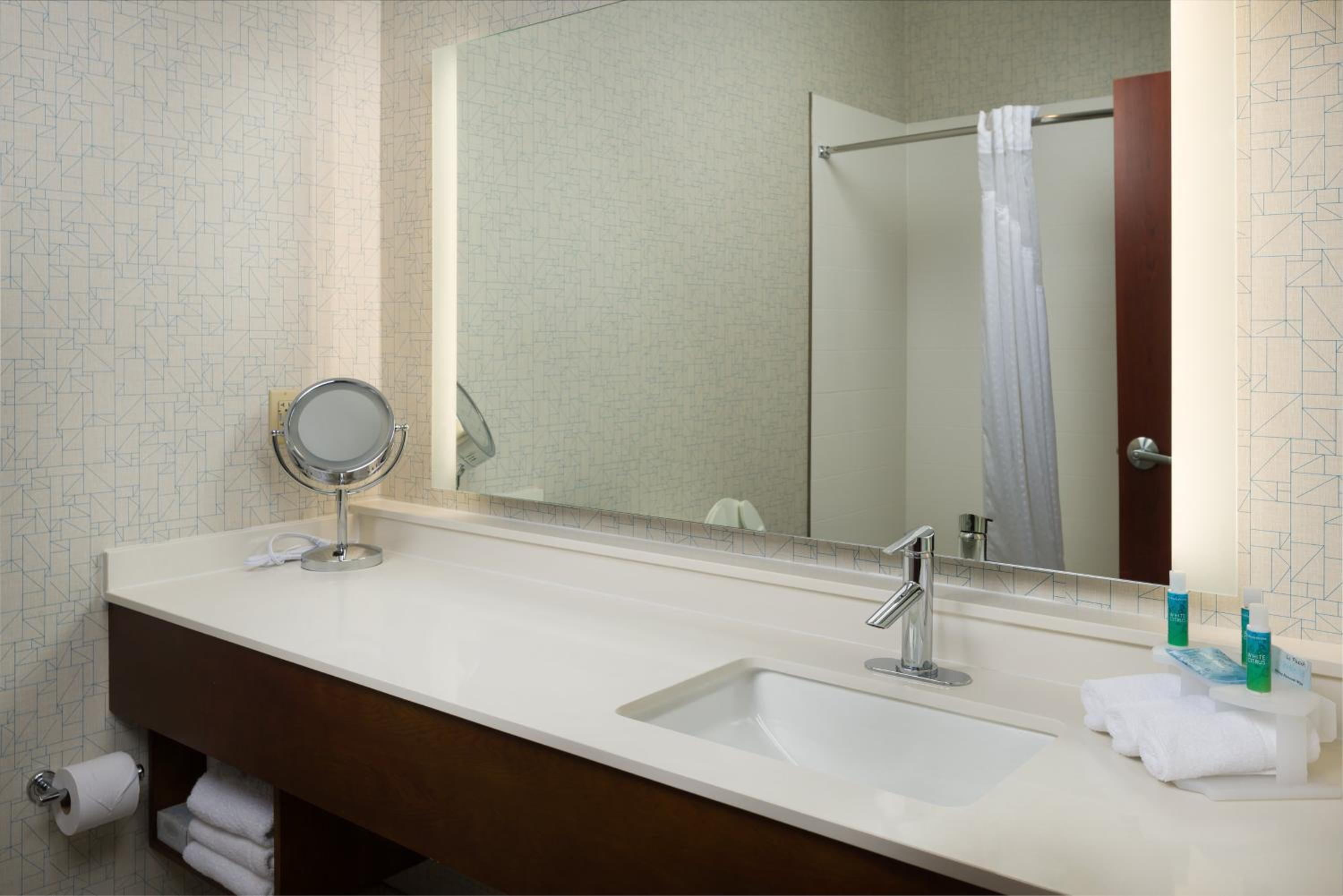 غرفة قياسية بسرير كوين مع أريكة، Holiday Inn Express Hotel And Suites Independence Kansas City 5/5