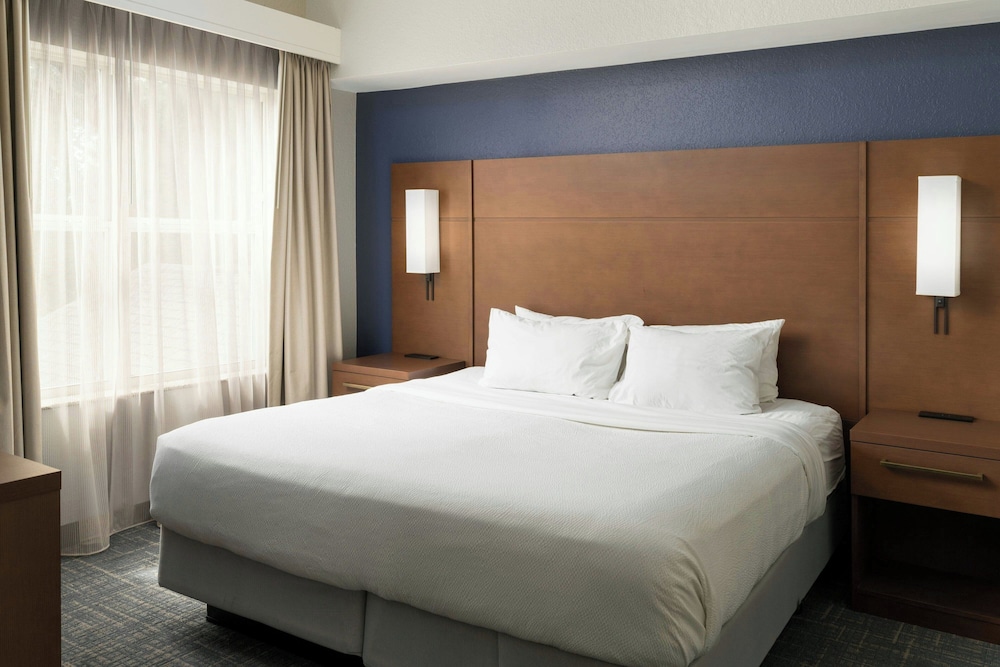1 BEDROOM, SUITE