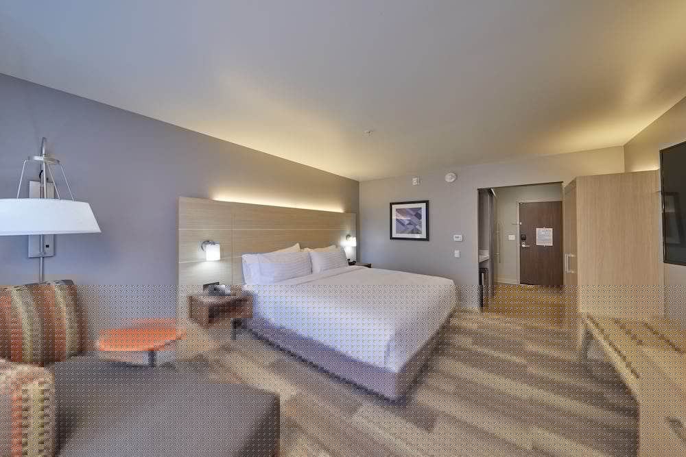 Holiday Inn Express Suites Hermiston Downtown 16/54