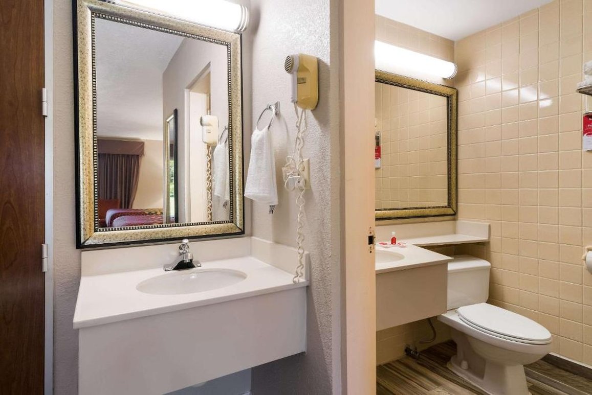 Perry Inn & Suites National Fairground I 75 32/33