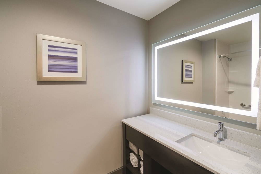 La Quinta Inn And Suites By Wyndham Opelika Auburn 11/33