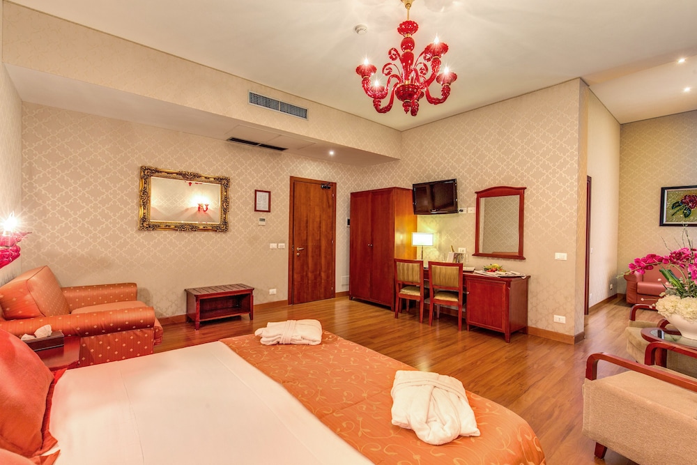 Augusta Lucilla Palace 25/62
