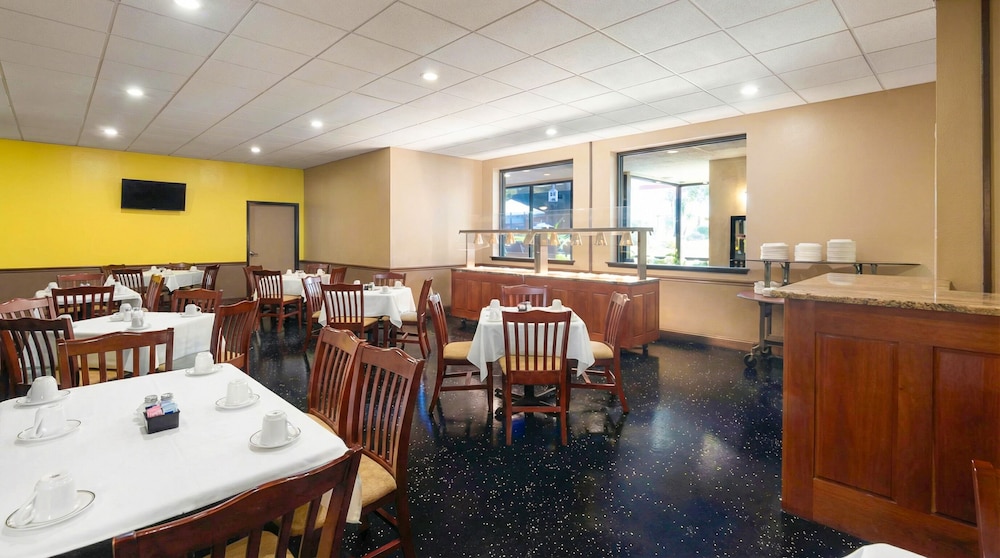 Village Inn Clemmons/Winston Salem, Trademark Collection by Wyndham 52/69
