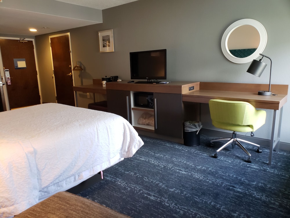 Hampton Inn Suites Newtown 33/57