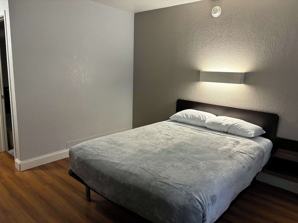 Motel6 Pensacola, FL - West 8/23