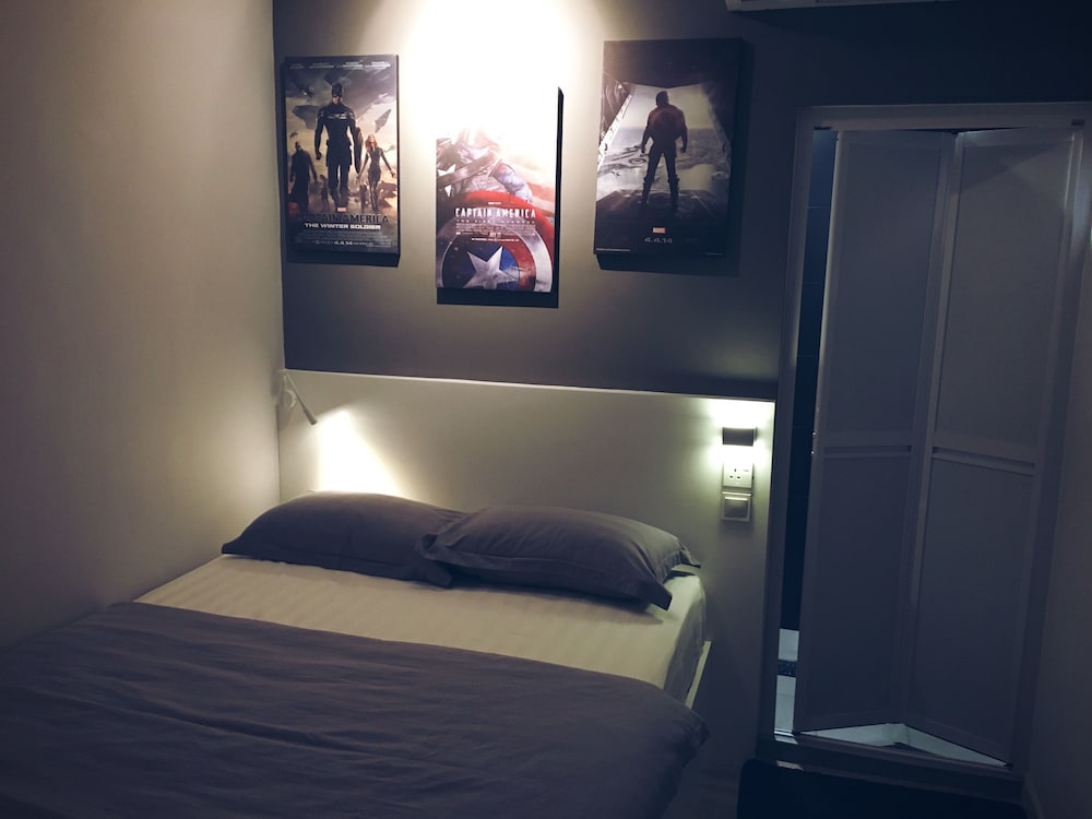 Hollywood Hotel 13/34
