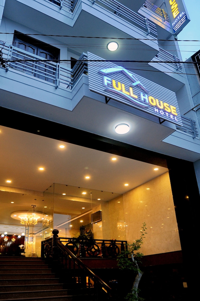 Full House Hotel 2/66
