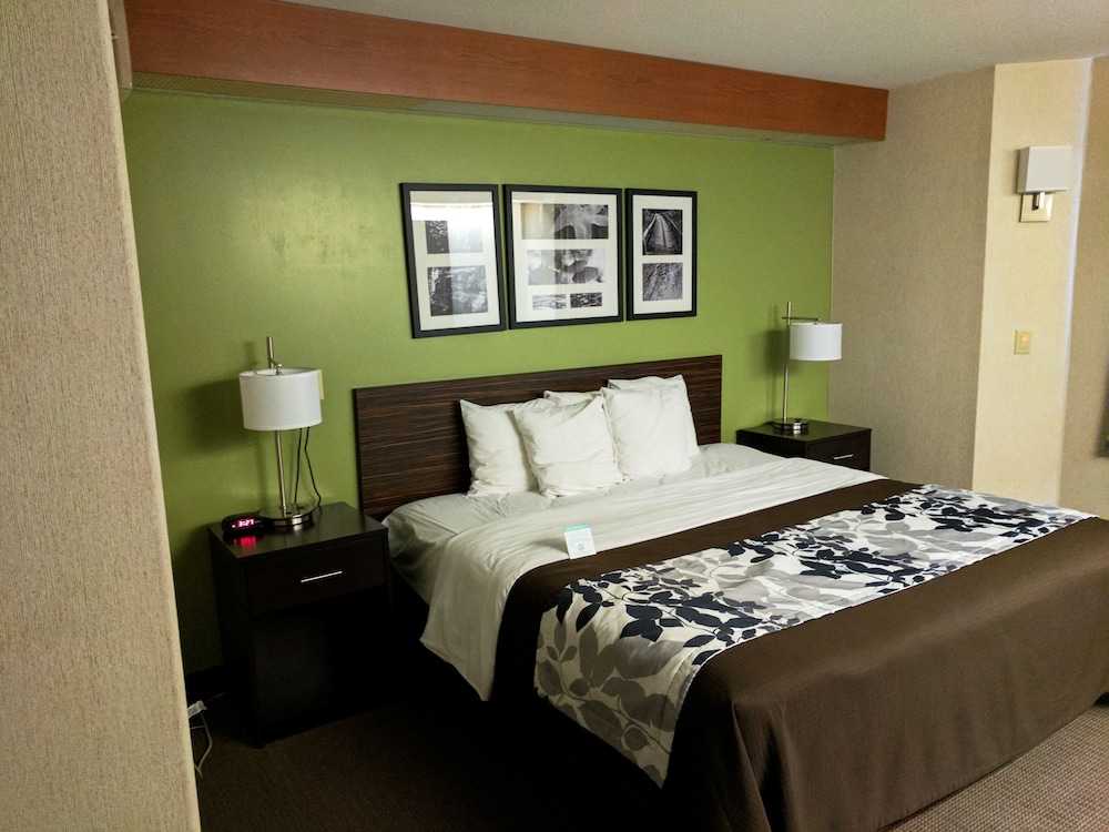 Sleep Inn & Suites Oregon OH 14/32
