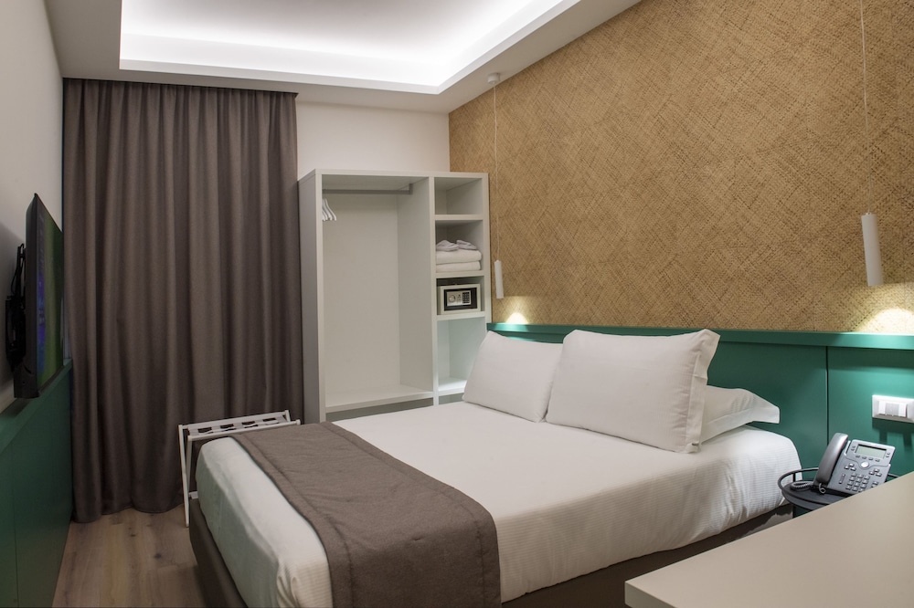 ROOM, DOUBLE BED, JETTED TUB