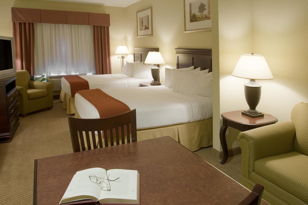 Holiday Inn Express and Suites Lucedale Hotel 26/76