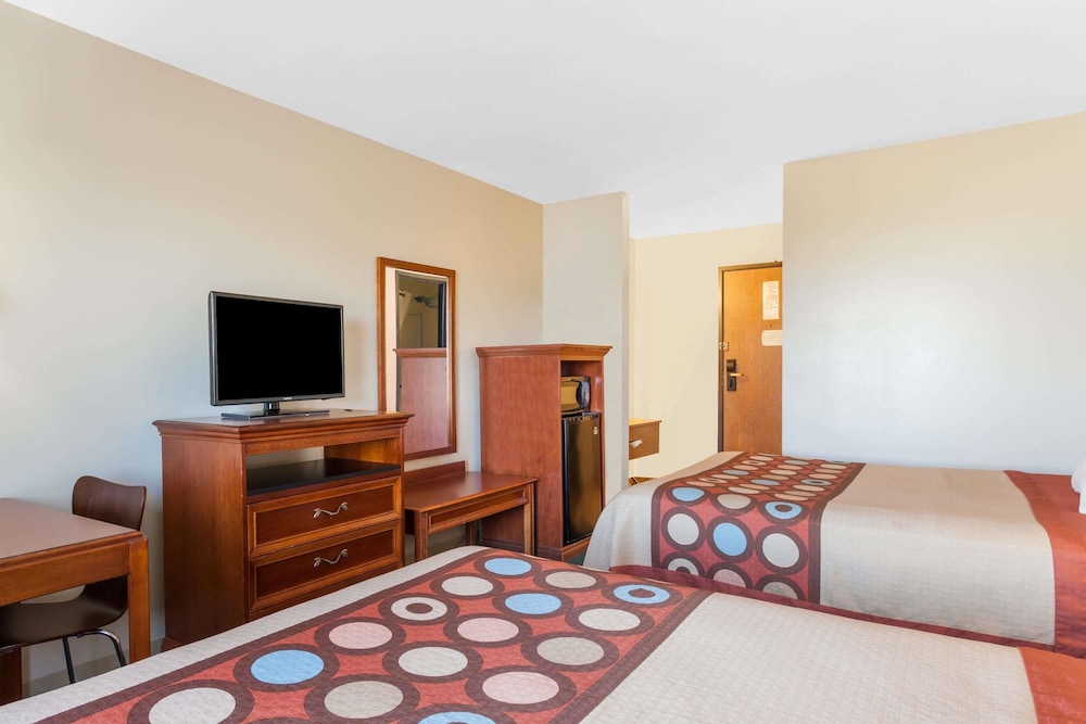 Super 8 by Wyndham Imlay City 15/27