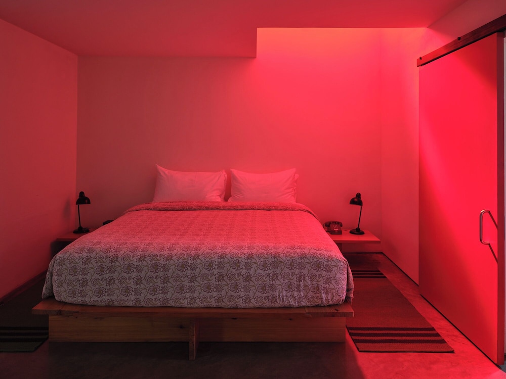 GRAND, SUPERIOR, STUDIO, SUITE, KING BED