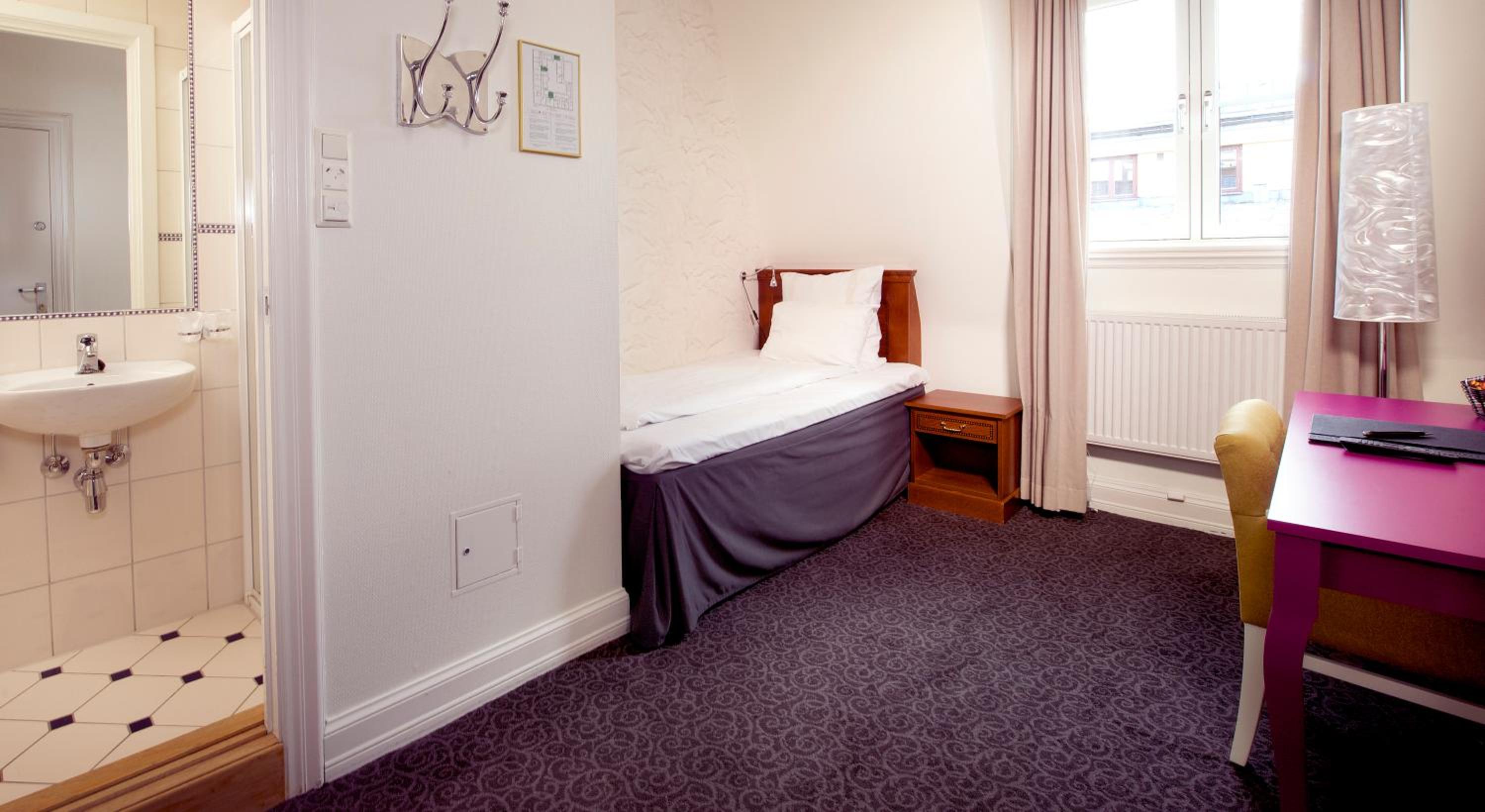 Petite, Classic, Single Bed، Home Hotel Savoy 2/5