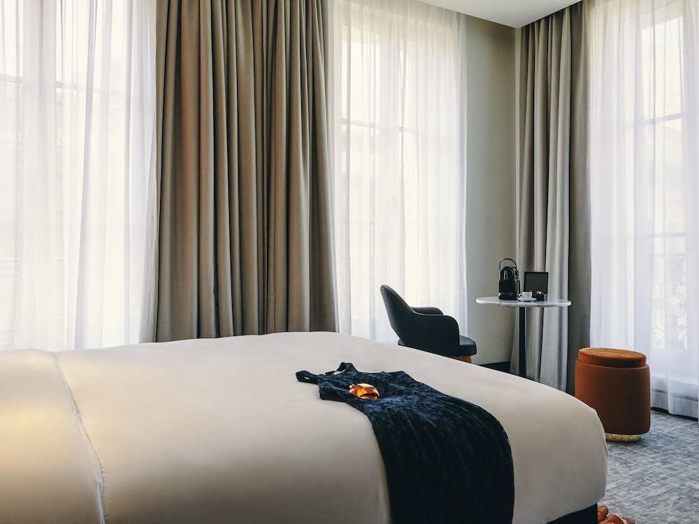 PRIVILEGE, DOUBLE BED