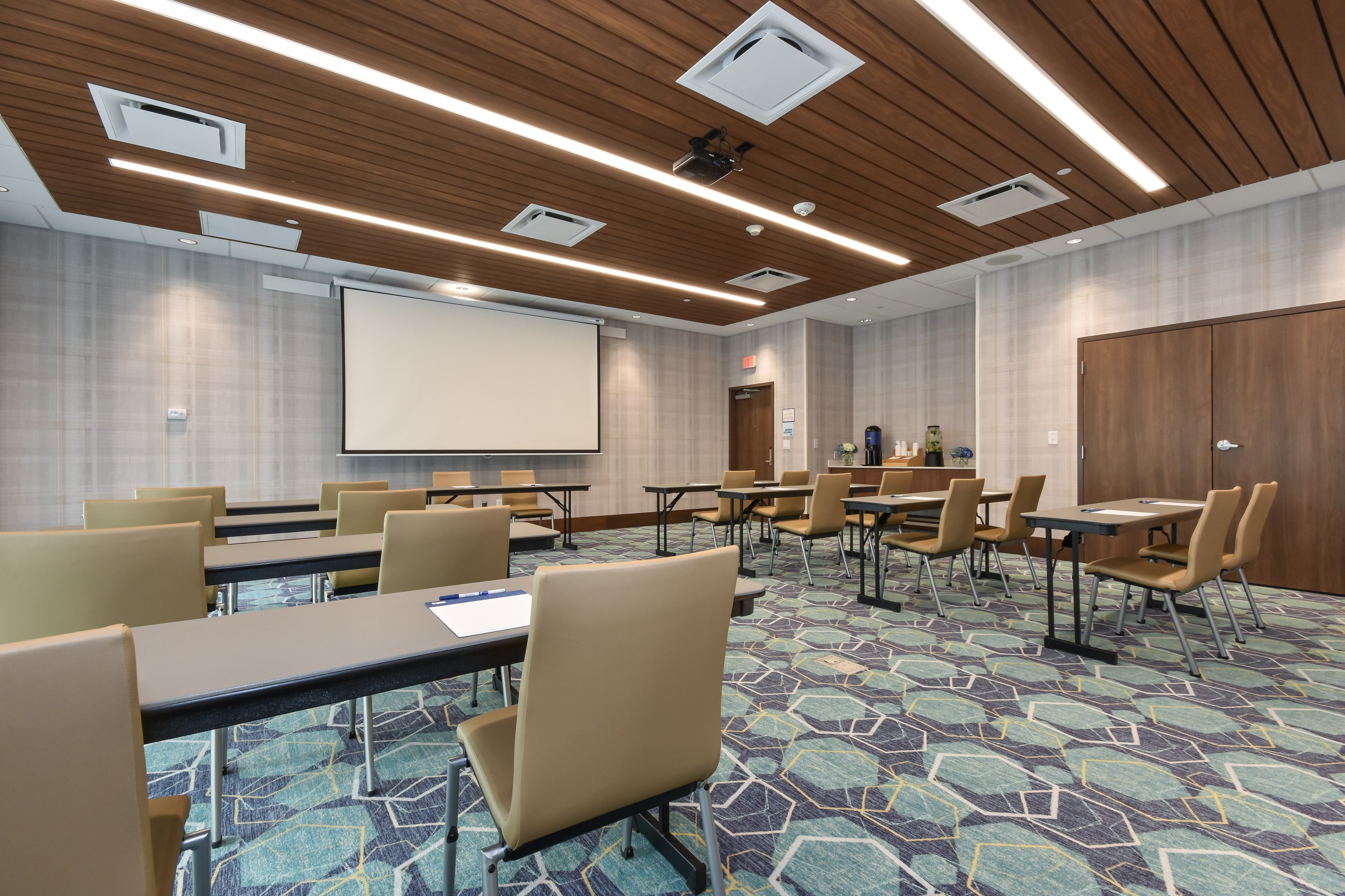 Holiday Inn Express & Suites Charlotte Ballantyne 40/46