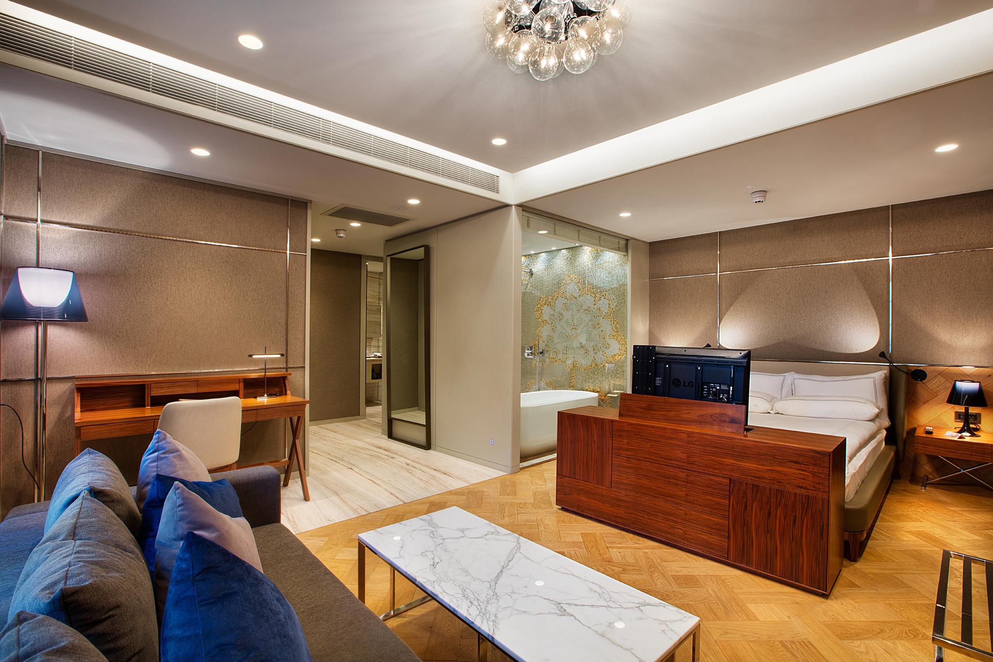 Deluxe, Twin Beds, Atrium View, No Window