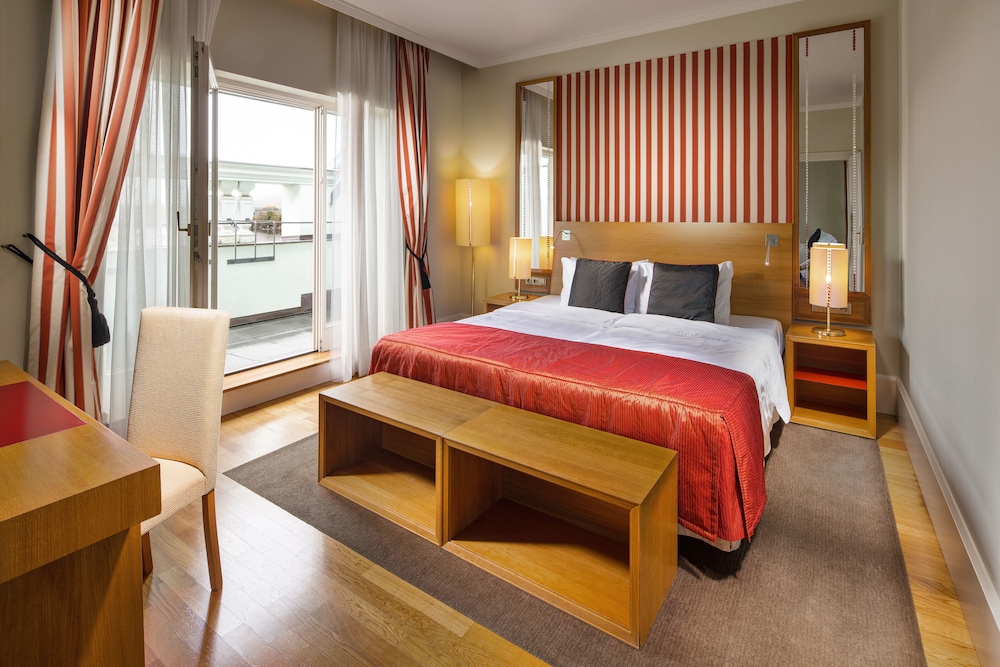 SUPERIOR, DOUBLE OR TWIN BED