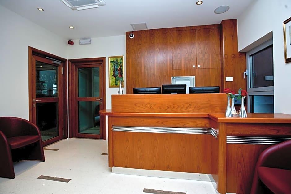 Hotel Croatia 4/25