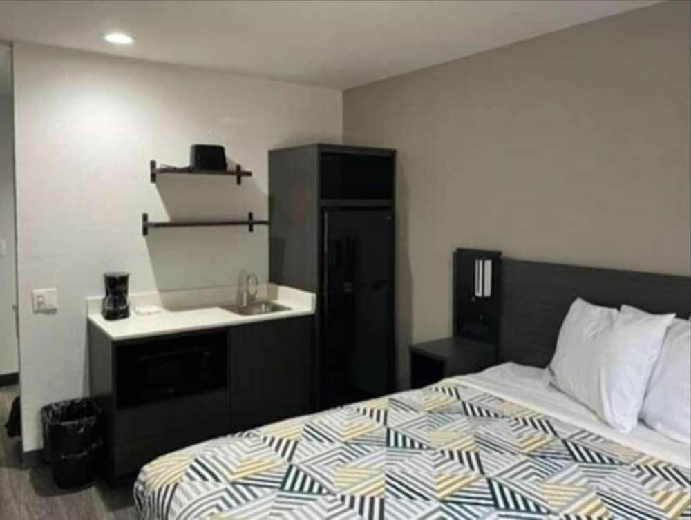 Room, 2 Double Beds, Kitchen, Studio6 Little Rock, AR - South 4/8