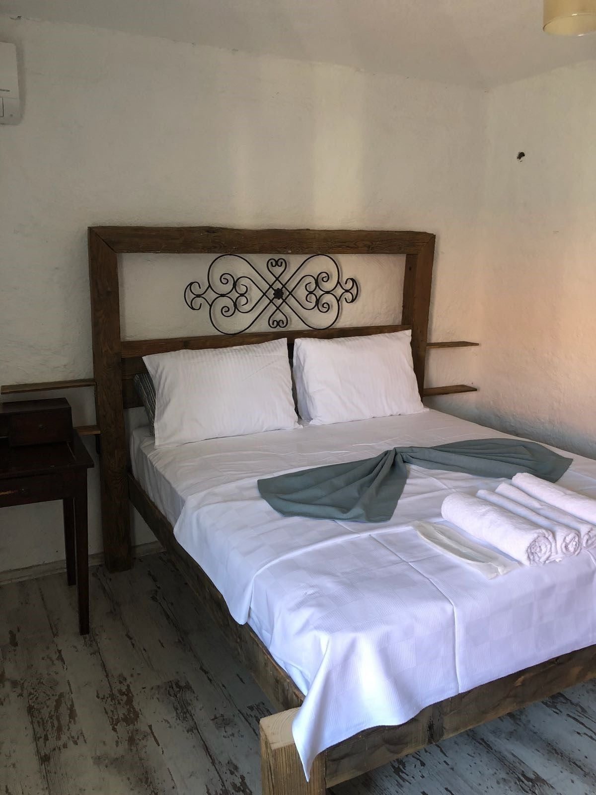 TRADITIONAL, QUEEN BED