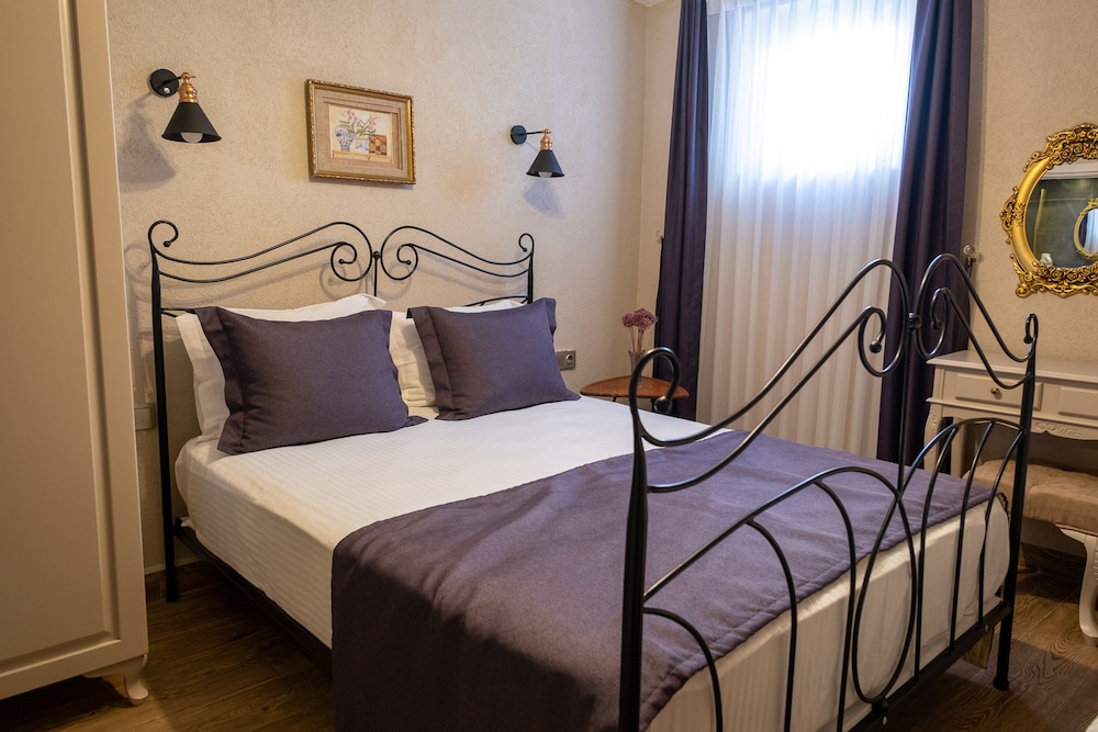 Economy, Queen Bed