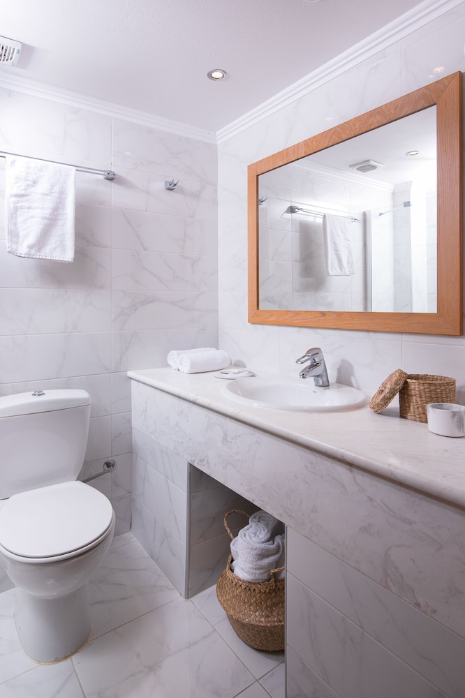 Alexandros Palace Hotel and Suites 82/83