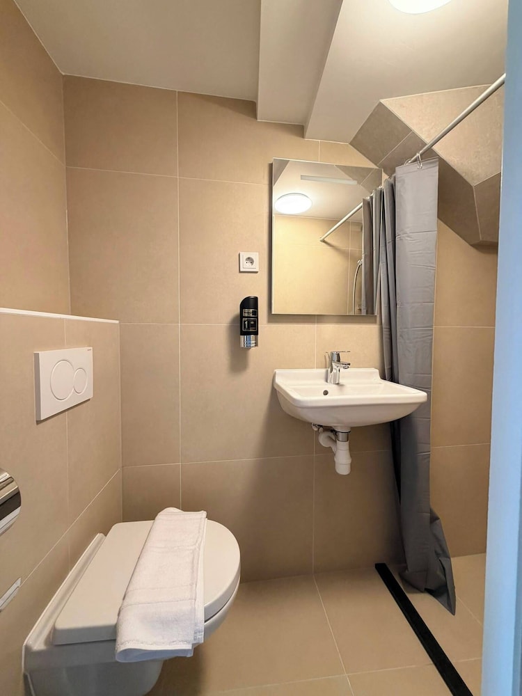 غرفة عائلية بسريرين منفصلين وأسرّة بطابقين بحمام خاص، Continental Hotel 3/3