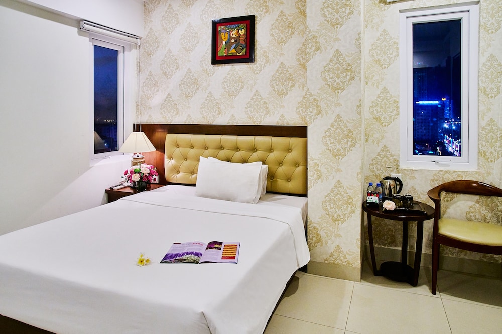 DELUXE, DOUBLE OR TWIN BED, PARTIAL OCEAN VIEW