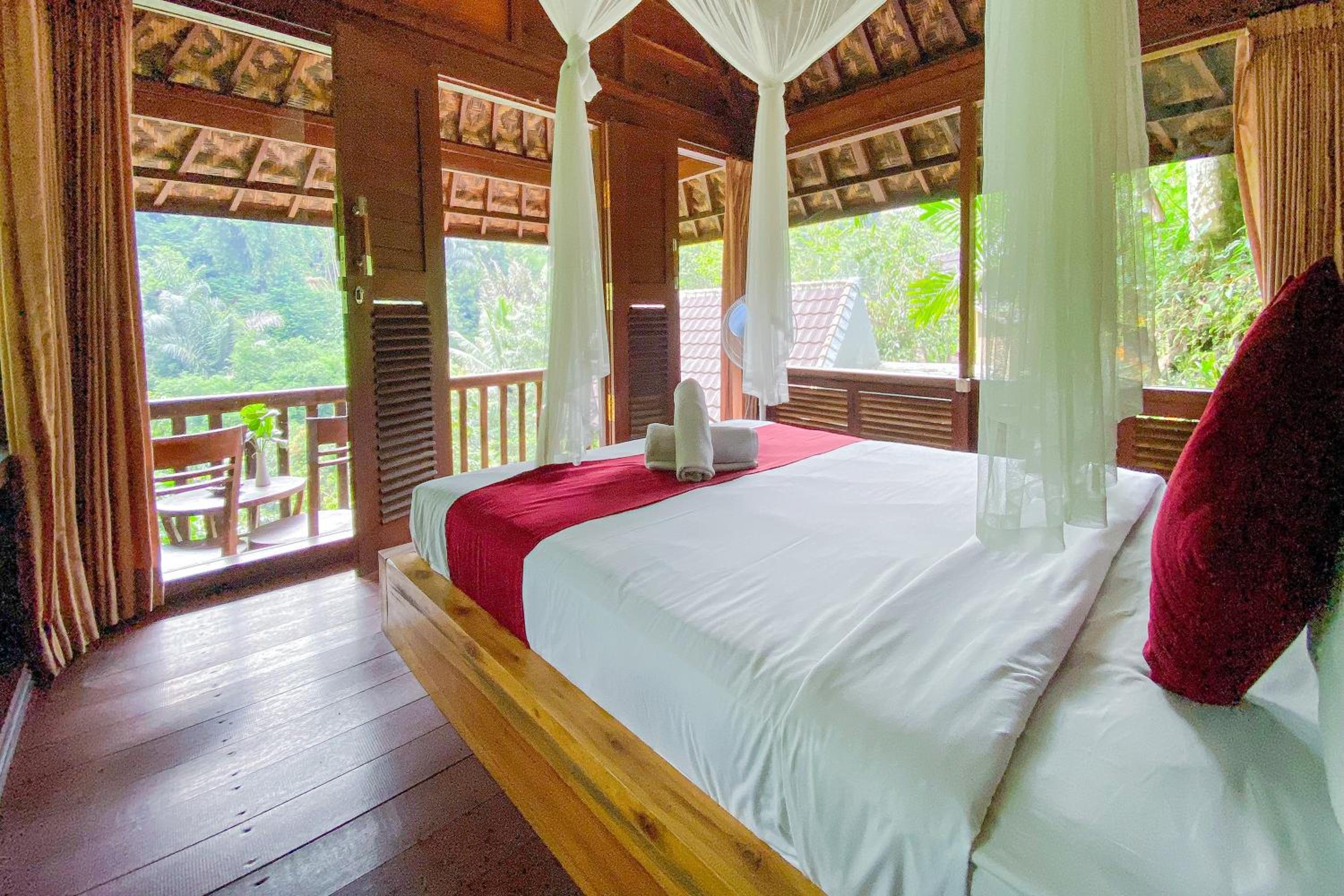 Hut, Queen Bed