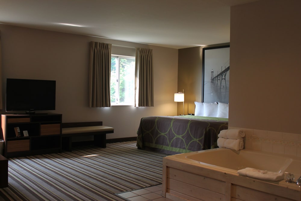Super 8 by Wyndham Manistee 13/18