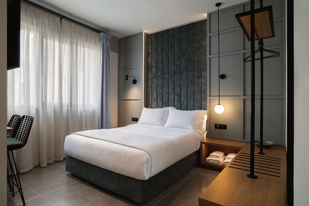 DELUXE, QUEEN BED