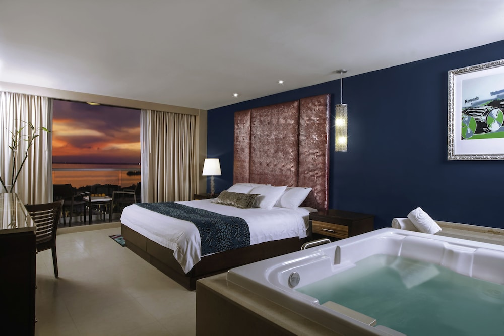 CLASSIC, DELUXE, KING BED, LAGOON VIEW