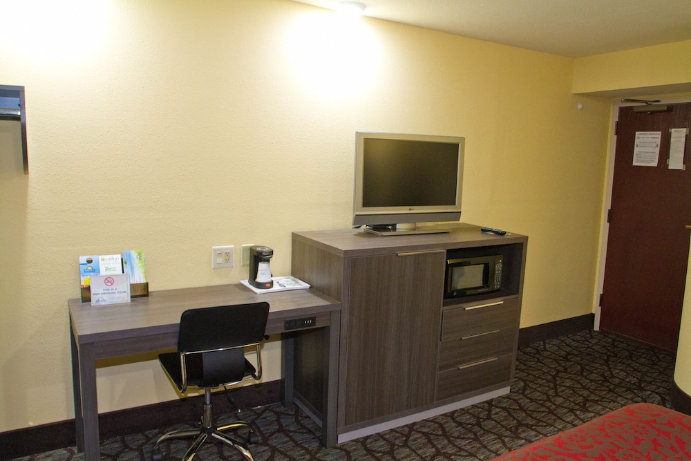Days Inn By Wyndham Blue Springs 26/29