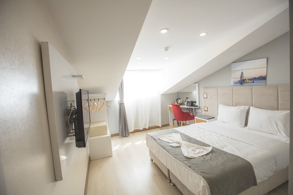 DELUXE, DOUBLE OR TWIN BED