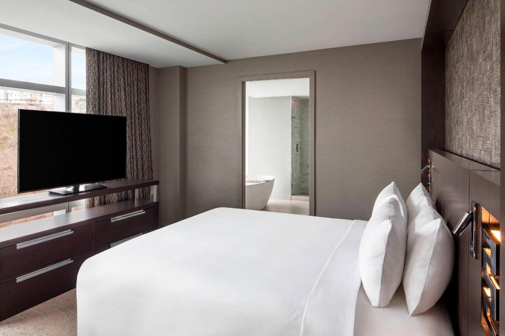 1 Bedroom, Skyline, Executive, Suite, King Bed, Balcony