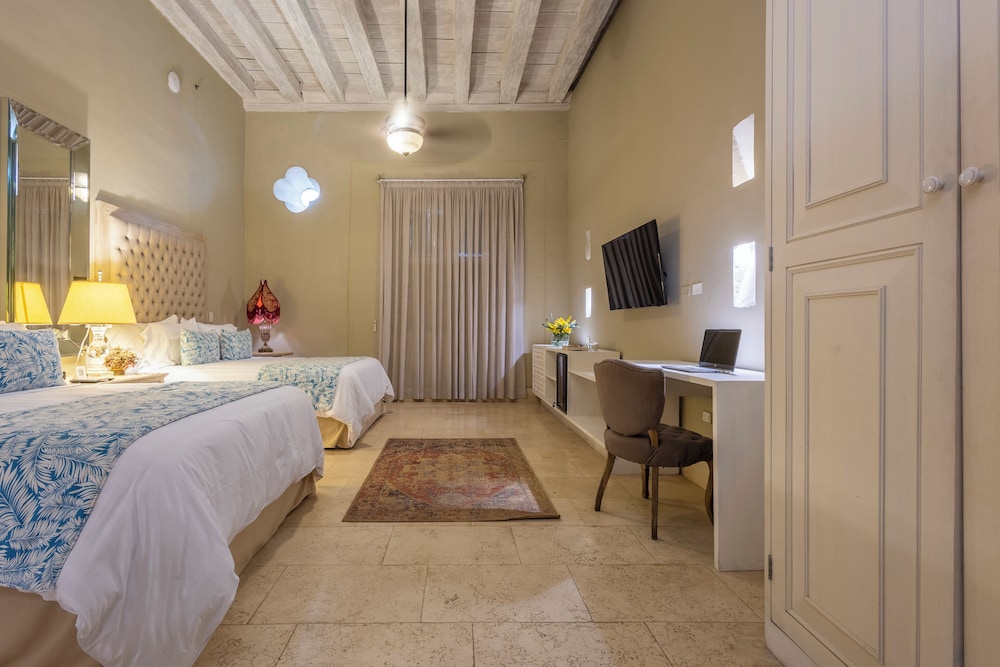 COLONIAL, STANDARD, 2 QUEEN BEDS