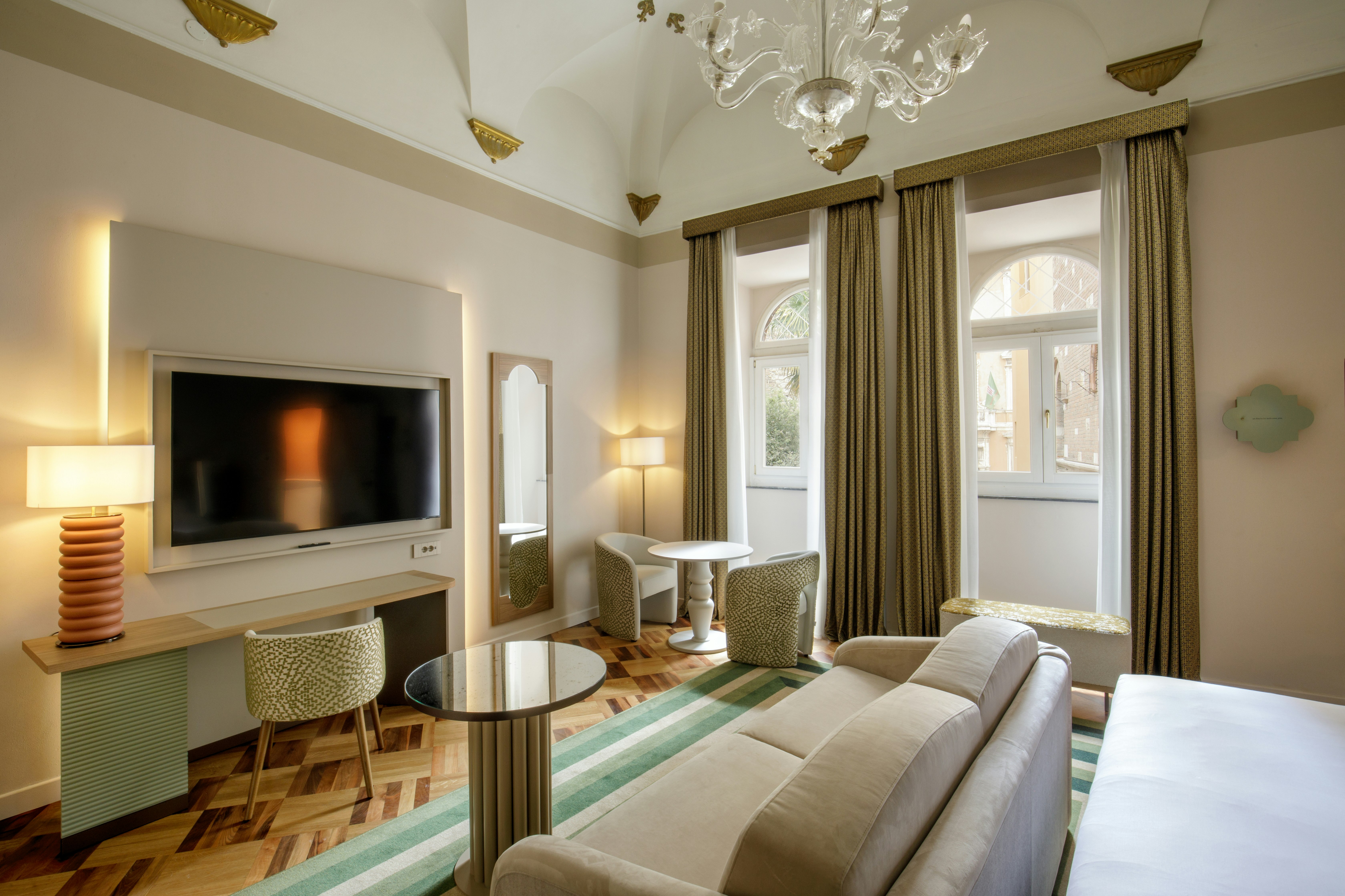JUNIOR SUITE, KING BED