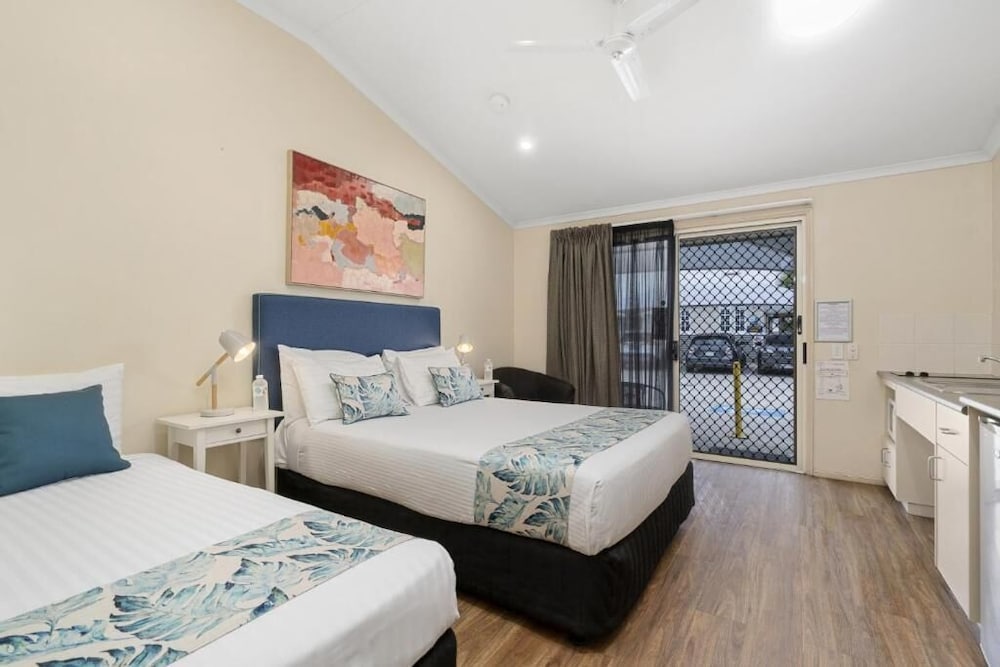 Room, Triple, 1 Queen and 1 Single Bed, Accessible
