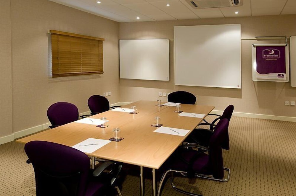Premier Inn Manchester Airport (M56/J6) Runger Lane South Hotel 41/55