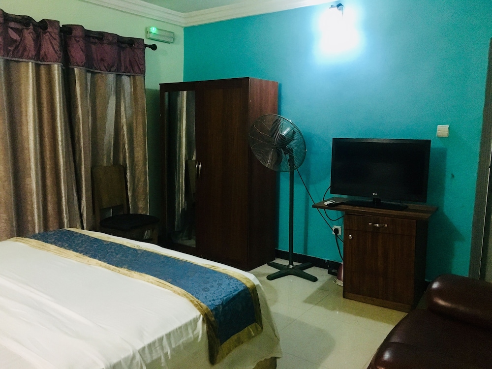 HOME INN HOTEL AND SUITES 18/33
