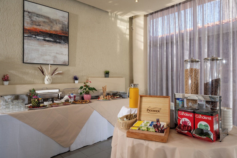 Creteco Hotel & Suites 12/72