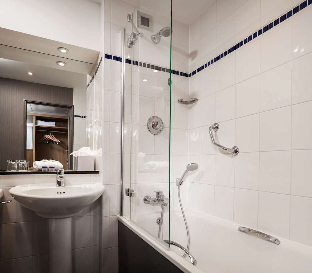 Radisson Hotel and Conference Centre London Heathrow 48/49
